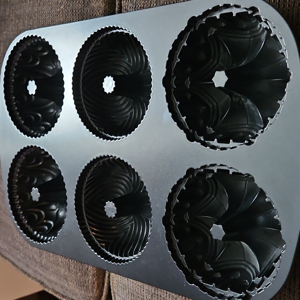 6 Cavity Bundt Muffin Pan